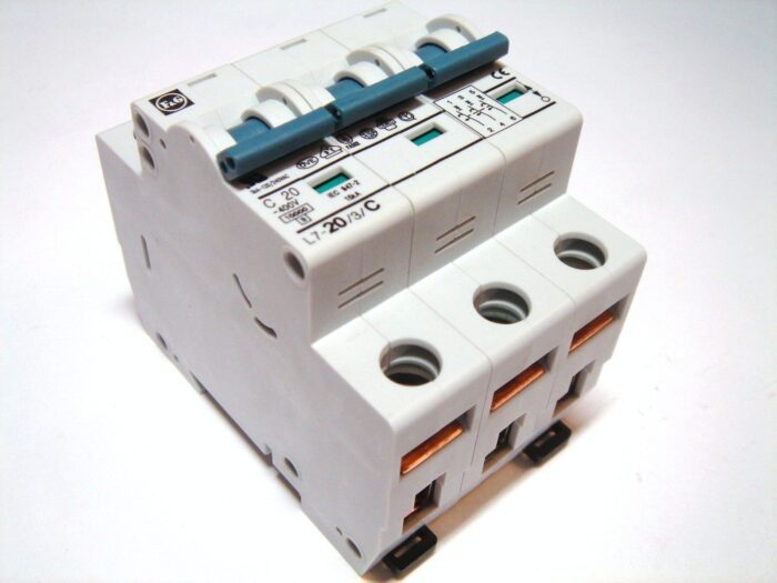 L7-2/3/C Line circuit breaker, 3 poles, 2A, characteristic C, 6kA - Image 1